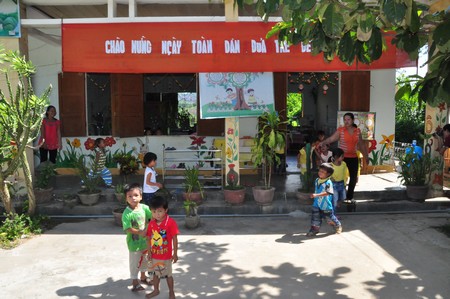 Cô[-]trò[-]trường[-]mẫu[-]giáo[-]Hoa[-]Phượng[-](xã[-]Trà[-]Đốc,[-]Bắc[-]Trà[-]My)[-]chạy[-]ra[-]sân[-]mỗi[-]khi[-]có[-]động[-]đất[-]xảy[-]ra